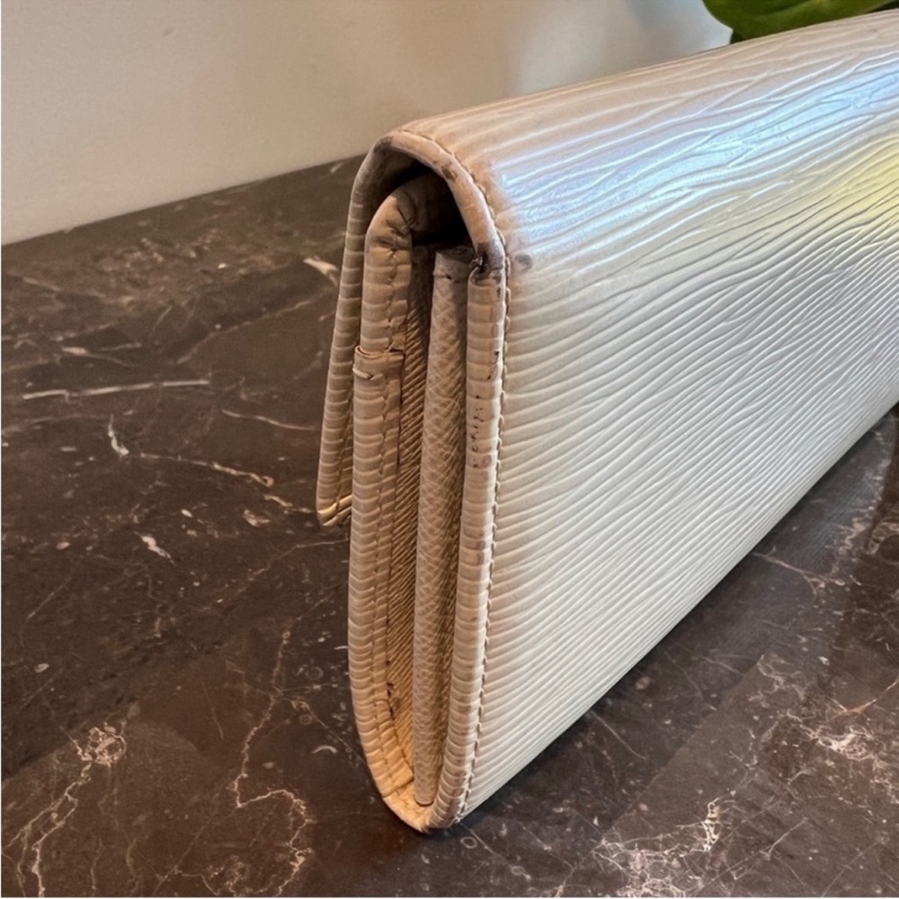 Authentic Louis Vuitton Cream Epi Sarah Wallet - Picture 6 of 8